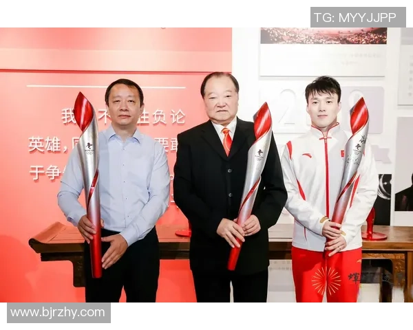 中国足球球星手中紧握的荣耀与梦想：逐梦之路上的奋斗与蜕变