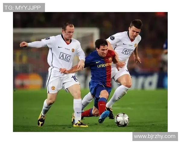 当足球巨星在赛场上突然回头凝视瞬间展现独特魅力